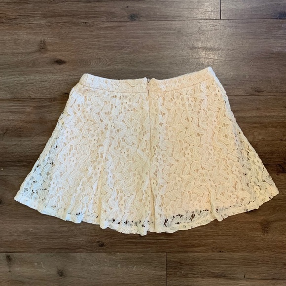 Lace miniskirt - Picture 2 of 7